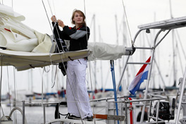 Шестнадцатилетняя голландка совершила чудо: в одиночку проплыв кругосветку на яхте